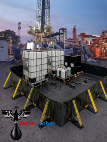 Berma de contención antiderrame para totes de 1000 litros en sitio de perforación petrolera.