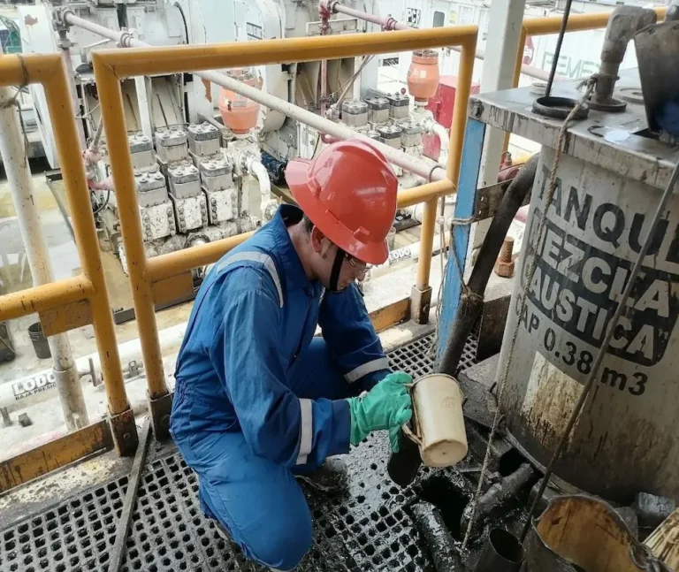 Personal-petrojacher-en-pozo-petrolero